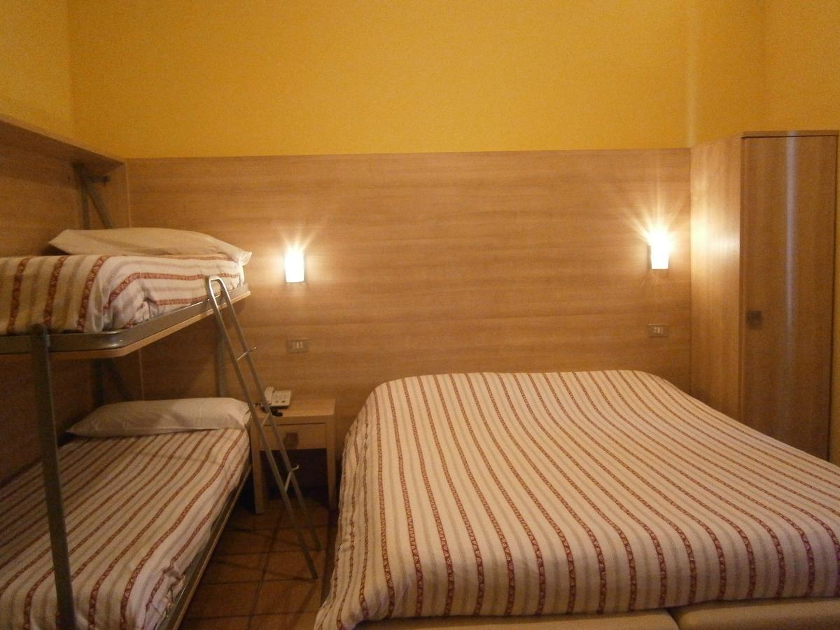 Hotel Chiara Сирмионе Экстерьер фото